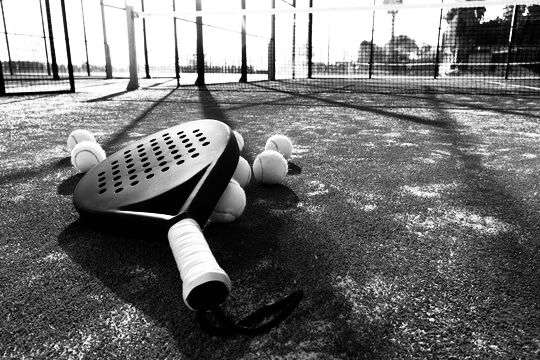 Padel ütő a pályán